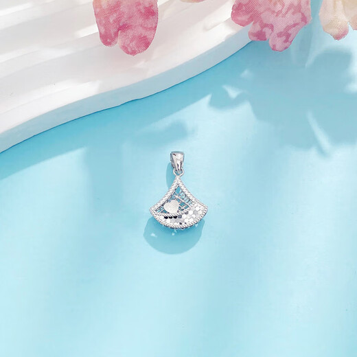 Lao Fengxiang platinum pendant pt950 fish scale love fan-shaped small skirt pendant for girlfriend and wife birthday gift platinum about 2.11g