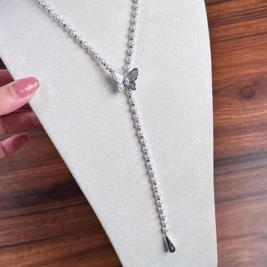The new pearl necklace and sweater chain are romantic, with more than just roses and dancing butterflies, a versatile model. Butterfly
