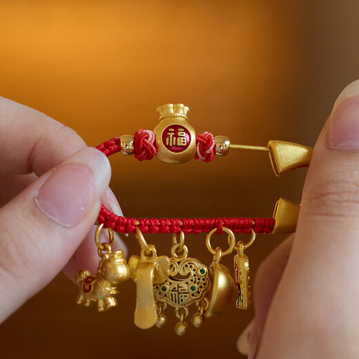 Lingyin Temple Year of the Horse brooch will make you money immediately. Ancient method sand gold bag to prevent frightening gifts. Year of the Horse-blessing bag and peace brooch. Has passed the fragrant period.