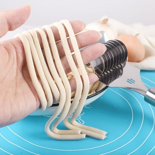Qinkai's new manual noodle cutter household stainless steel noodle cutter roller noodle cutting artifact noodle knife strip noodle cutter handheld grab large nine-wheel blade stainless steel noodle cutter