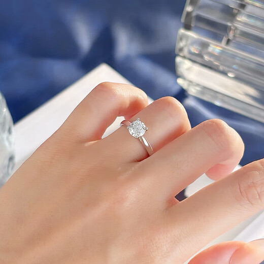 Pt950 platinum classic four-claw one-carat diamond ring. Proposal, wedding, birthday, Chinese Valentine's Day gift for girlfriend, 50 points moissanite/D color/VVS-light luxury style