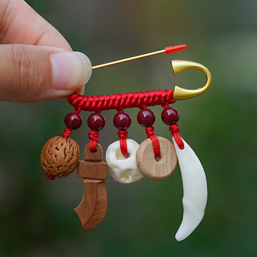 Jiuhuashan baby anti-fright pendant peach wood pin safety buckle pin baby dog tooth peach core