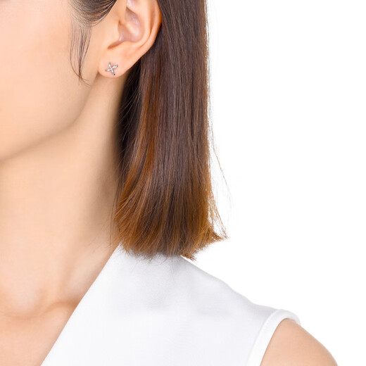 Chow Sang Sang Pt950 platinum earrings white gold earrings 33199E priced at 1.62 grams (including labor cost 170 yuan)