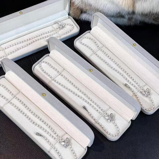 The new pearl necklace and sweater chain are romantic, with more than just roses and dancing butterflies, a versatile model. Butterfly