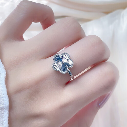Laofu Gold Platinum Hollow Living Peach Blossom-shaped Ring for Women as a Mid-Autumn Festival Gift for Mother, Lover, Mother and Lover’s Birthday Peach Blossom-shaped Ring for Women (about 4g)
