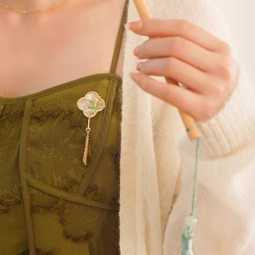 Senqi Ancient Style Hairpin Brooch Set Plum Blossom Tassel Hairpin Elegant and Versatile Brooch Christmas Gift for Female Teacher Plum Blossom Four-leaf Clover Set