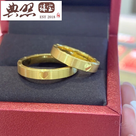 Model photo of Old Phoenix 999 pure gold love clock ring 24K pure gold Roman numeral ring gold couple ring fashion love clock x beauty number 6