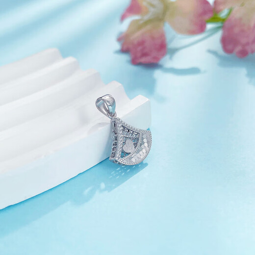 Lao Fengxiang platinum pendant pt950 fish scale love fan-shaped small skirt pendant for girlfriend and wife birthday gift platinum about 2.11g