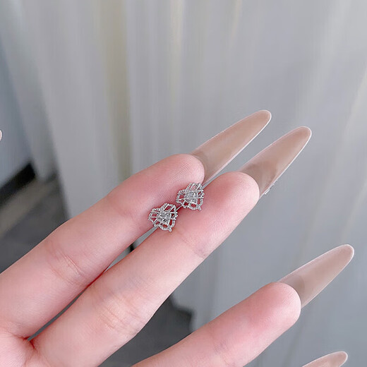 Lao Fengxiang platinum earrings, platinum earrings, earrings and earrings, love gifts for girlfriends and wives on Chinese Valentine's Day 2025, about 1.99g