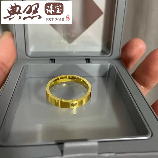 Model photo of Old Phoenix 999 pure gold love clock ring 24K pure gold Roman numeral ring gold couple ring fashion love clock x beauty number 6