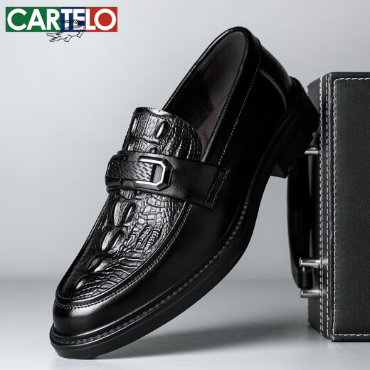卡帝乐鳄鱼（CARTELO）男士商务休闲皮鞋一脚蹬透气软牛皮鳄鱼纹乐福鞋皮鞋男9896黑色39