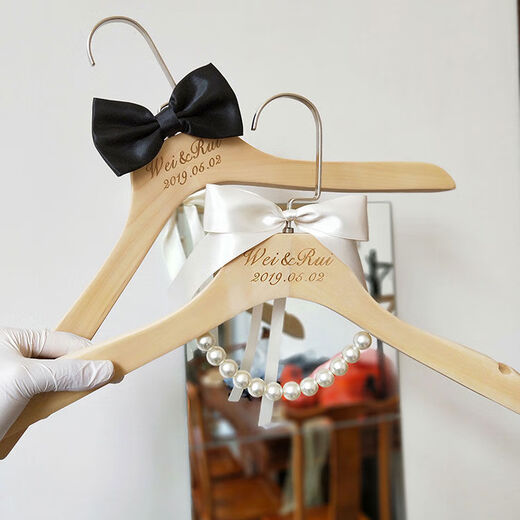 Yusenyi Wedding Hanger Customized Name Souvenir Bride and Groom Wedding Dress Support Log Log Wedding Dowry Extra Thick Log Girls Customized Engraving in the Middle