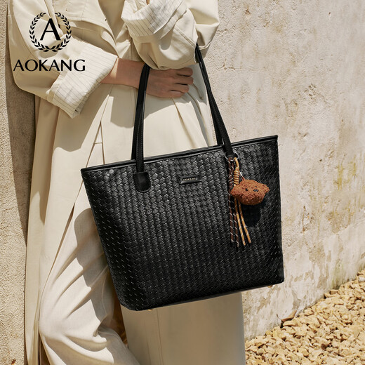 Bag féminin Aokang 2025 Sac sous brassière tendance léger Sac à épaule de luxe Sac fourre-tout de grande capacité Cadeau d'anniversaire pour sa femme