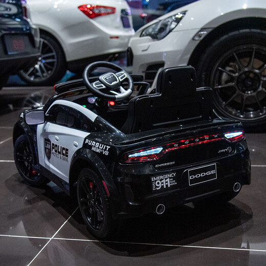 Lookbaby (lookbaby) genuine authorized Dodge children's electric car children's electric car children's car drivable children's car police car standard black and white | police car lights + 12V4.5A battery + remote control