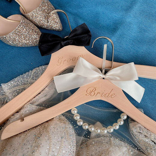 Yusenyi Wedding Hanger Customized Name Souvenir Bride and Groom Wedding Dress Support Log Log Wedding Dowry Extra Thick Log Girls Customized Engraving in the Middle