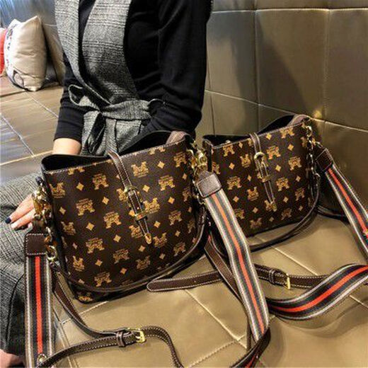 Hong Kong women's new bag bag 2024 texture cross-body bag large capacity portable shoulder leather women's bucket bag 2686M coffee small size, anti-counterfeiting code shopping receipt