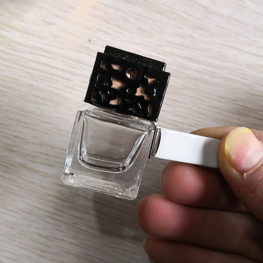 Car air outlet perfume bottle car ornaments air conditioner aromatherapy empty bottle clip car interior accessories creative car accessories rose red lid (air outlet empty bottle)