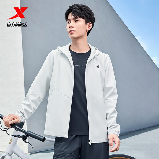 Xtep Cortavientos de Doble Capa Chaqueta Repelente al Agua para Hombres Chaqueta Nueva de otoño Ropa de Entrenamiento para Correr Ropa de Pesca al Aire Libre Polvo Gris-Clásico Simple M