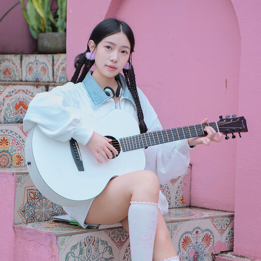 Enya Enya x0 Gletscher weiß hochwertige Gitarrenfananfänger für Anfänger von Männern und Frauen Studenten Novice Praxis Volksgitarre EGA-X0 Weiß 丨 Black Pickup Elektrobox Model
