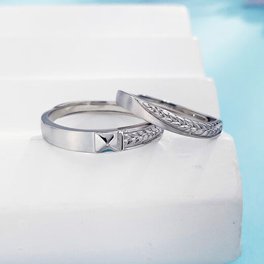 Lao Fengxiang platinum solid living ring ear language image wheat ears couple platinum jewelry white gold about 7.07g
