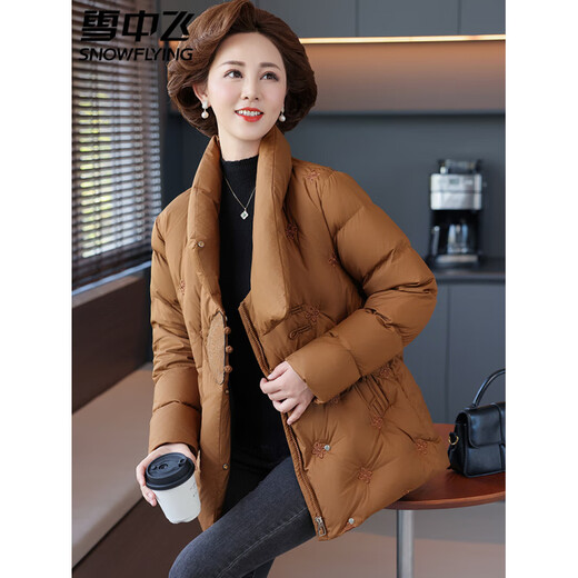 Flying in the snow new Chinese style down jacket women's fashion national style mother's clothes authentic 2026 new winter middle-aged and elderly women's jacket pea green L 165__90-110Jin Jin equals 0.5 kg