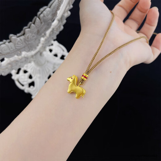 Lao Fengxiang's ancient solid solid gold pendant for the year of the horse zodiac sign. Pure gold horse to success enamel gold horse necklace as a gift for your girlfriend. The gold weight is about 10.55g (comes with a rope)