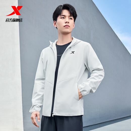 Xtep Cortavientos de Doble Capa Chaqueta Repelente al Agua para Hombres Chaqueta Nueva de otoño Ropa de Entrenamiento para Correr Ropa de Pesca al Aire Libre Polvo Gris-Clásico Simple M