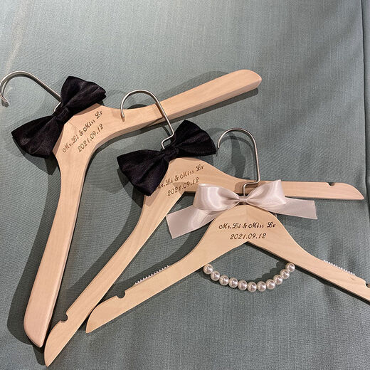 Yusenyi Wedding Hanger Customized Name Souvenir Bride and Groom Wedding Dress Support Log Log Wedding Dowry Extra Thick Log Girls Customized Engraving in the Middle