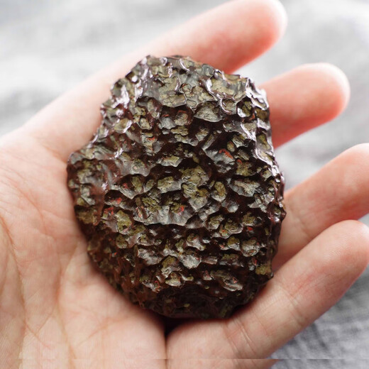 Shimei Xinjiang natural meteorite raw stone cosmic energy stone genuine literary toy piece lunar dragon scale meteorite medium magnetic breccia random delivery about 100 grams