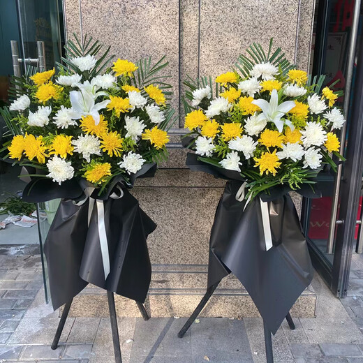 Leaves, flowers, chrysanthemums, wreaths, baskets, tripods, funerals, funerals, memorial services, flower express delivery in the same city and nationwide stores, memorial yellow and white chrysanthemums and white lilies flower baskets/1