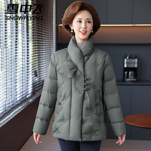 Flying in the snow new Chinese style down jacket women's fashion national style mother's clothes authentic 2026 new winter middle-aged and elderly women's jacket pea green L 165__90-110Jin Jin equals 0.5 kg