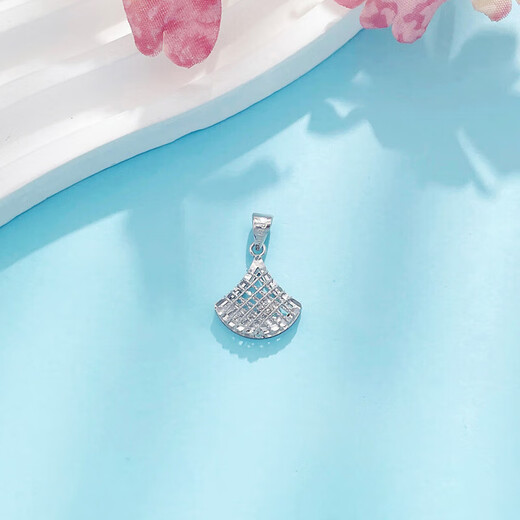 Lao Fengxiang platinum pendant pt950 fish scale love fan-shaped small skirt pendant for girlfriend and wife birthday gift platinum about 2.11g