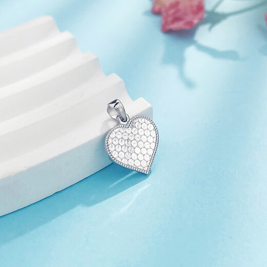 Laofu gold platinum eternal love song fish scale love pendant love pendant about 2.4g