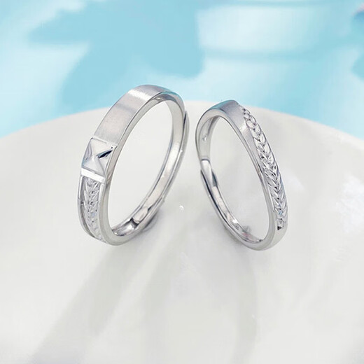 Lao Fengxiang platinum solid living ring ear language image wheat ears couple platinum jewelry white gold about 7.07g