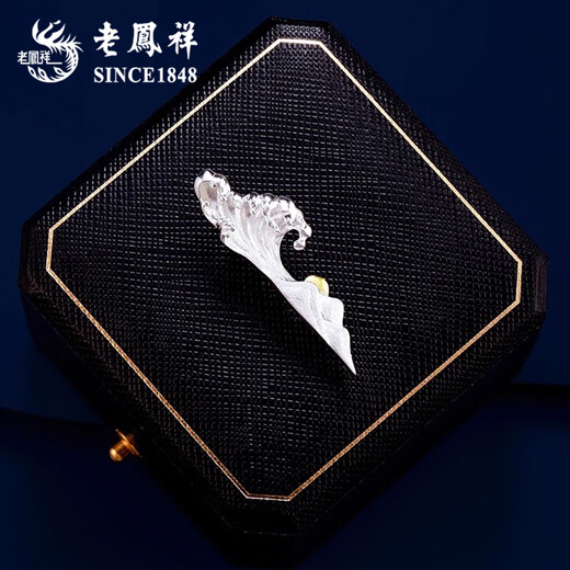 Lao Fengxiang S925 silver Eachother brooch, high-end women's light luxury and elegant birthday gift for girls, exquisite niche and practical, Eachother's brooch* light luxury high-end* brand gift box
