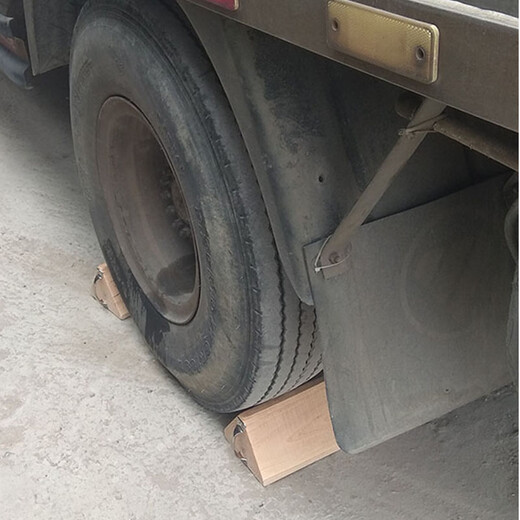 Solid wood triangular wood back stop wheel block parking positioner medium and large truck blocking wood anti-slip sleeper triangular wood with handle (length 30 width 15 height 12)