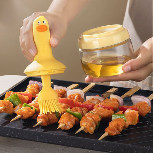Jingpu Flying Oil Brush Silicone Oil Brush with Bottle Kitchen Pancake Food Grade BBQ Baking Household High Temperature Resistant One-piece Oil Brush Bottle Yellow 1 Set Fish Sealed Oil Brush Bottle