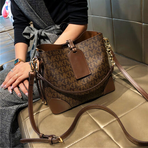 Hong Kong women's new bag bag 2024 texture cross-body bag large capacity portable shoulder leather women's bucket bag 2686M coffee small size, anti-counterfeiting code shopping receipt