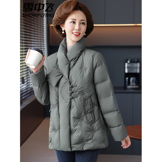 Flying in the snow new Chinese style down jacket women's fashion national style mother's clothes authentic 2026 new winter middle-aged and elderly women's jacket pea green L 165__90-110Jin Jin equals 0.5 kg