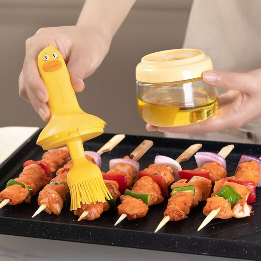 Jingpu Flying Oil Brush Silicone Oil Brush with Bottle Kitchen Pancake Food Grade BBQ Baking Household High Temperature Resistant One-piece Oil Brush Bottle Yellow 1 Set Fish Sealed Oil Brush Bottle