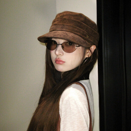 Miao Yijia Brown Hat Autumn and Winter Women's New Warm Equestrian Hat Flat Top Peaked Hat Fashionable Maillard Beret Love Mark Pleated Equestrian Hat Coffee Color