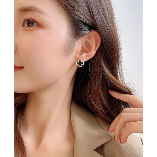 Exquisite and compact mini four-leaf clover earrings spring high-end 2025 new versatile earrings temperament commuter earrings black