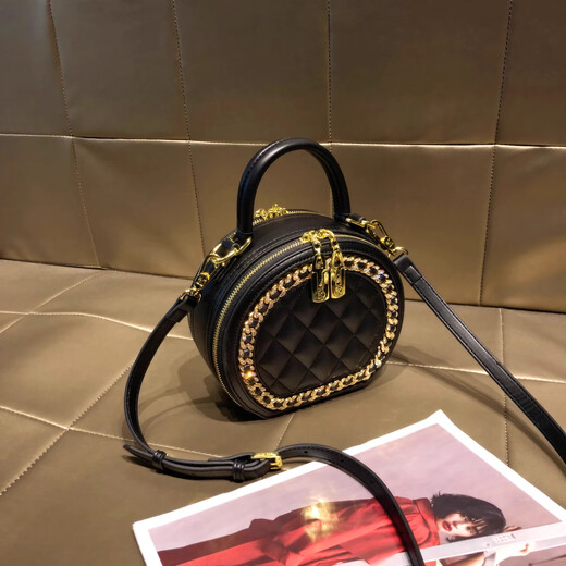 I.T Dankles Hong Kong Brand Kuhlattenbeutel Frauen 2025 Neue Textur Diamond kleine runde Tasche Handheld Runde Kuchenbeutel One-Shoulder Crossbody Bag Black (Theke Geschenkbox Set)