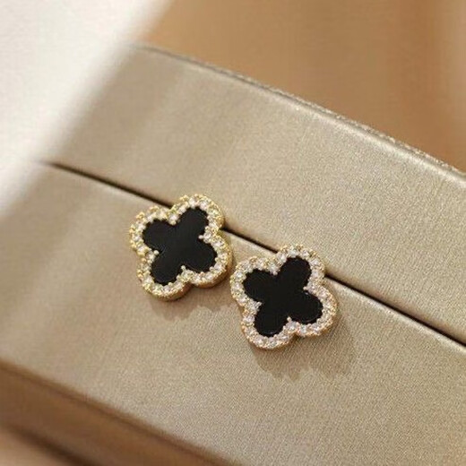 Exquisite and compact mini four-leaf clover earrings spring high-end 2025 new versatile earrings temperament commuter earrings black
