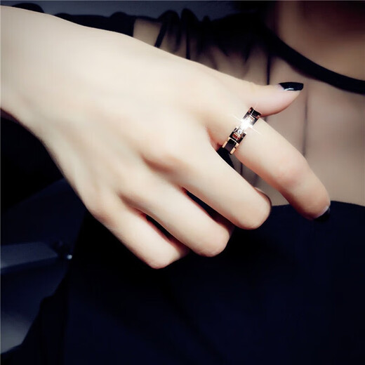 Ji Sifan light luxury brand fashion jewelry ring for women, high-end Valentine's Day gift for girlfriend and wife on birthday and anniversary, fashionable contrasting color ring - black stripe and diamond model, US No. 4 (with gift box), counter No. 5~7