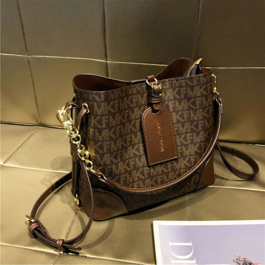 Hong Kong women's new bag bag 2024 texture cross-body bag large capacity portable shoulder leather women's bucket bag 2686M coffee small size, anti-counterfeiting code shopping receipt