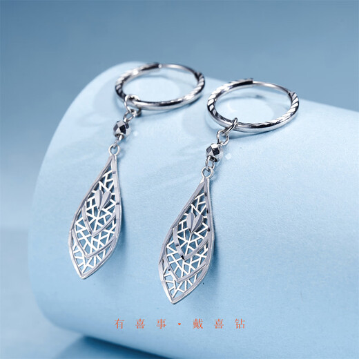 Diamonds are in stock and shipped in seconds. Platinum rhombus earrings, earrings, earrings for women, versatile and attractive as a gift for your girlfriend. Platinum is about 2.44g/pair.