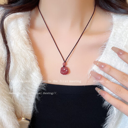 Pink Imitation Strawberry Crystal Cat Claw Pendant Necklace for Women High-end Sweater Chain Accessories Popular Clavicle Chain Birthday Gift Cute Pink Cat Claw Necklace 1 Pack