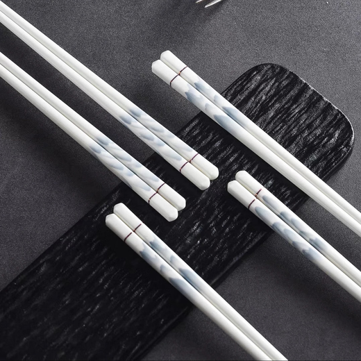Angbao ceramic chopsticks are non-slip, antibacterial and mildew resistant. Wanlijiangshan is a high-end, environmentally friendly, easy to clean, high temperature resistant and non-deformable ceramic antibacterial, mildew resistant and high temperature resistant chopsticks. 1 pair.