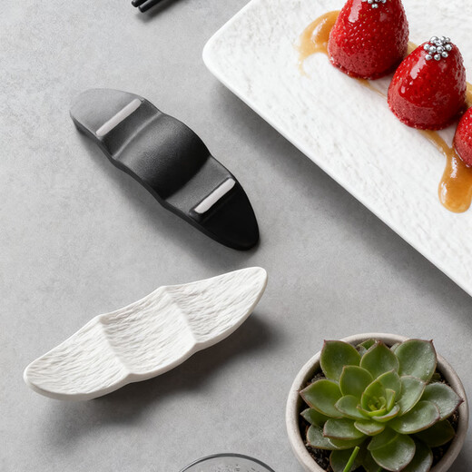 Yushangzhenpin black and white style chopstick holder chopstick holder ceramic high-end household ornaments chopstick holder exquisite chopsticks spoon holder cutlery holder fast holder rock pattern crescent chopstick holder black*2+white*2